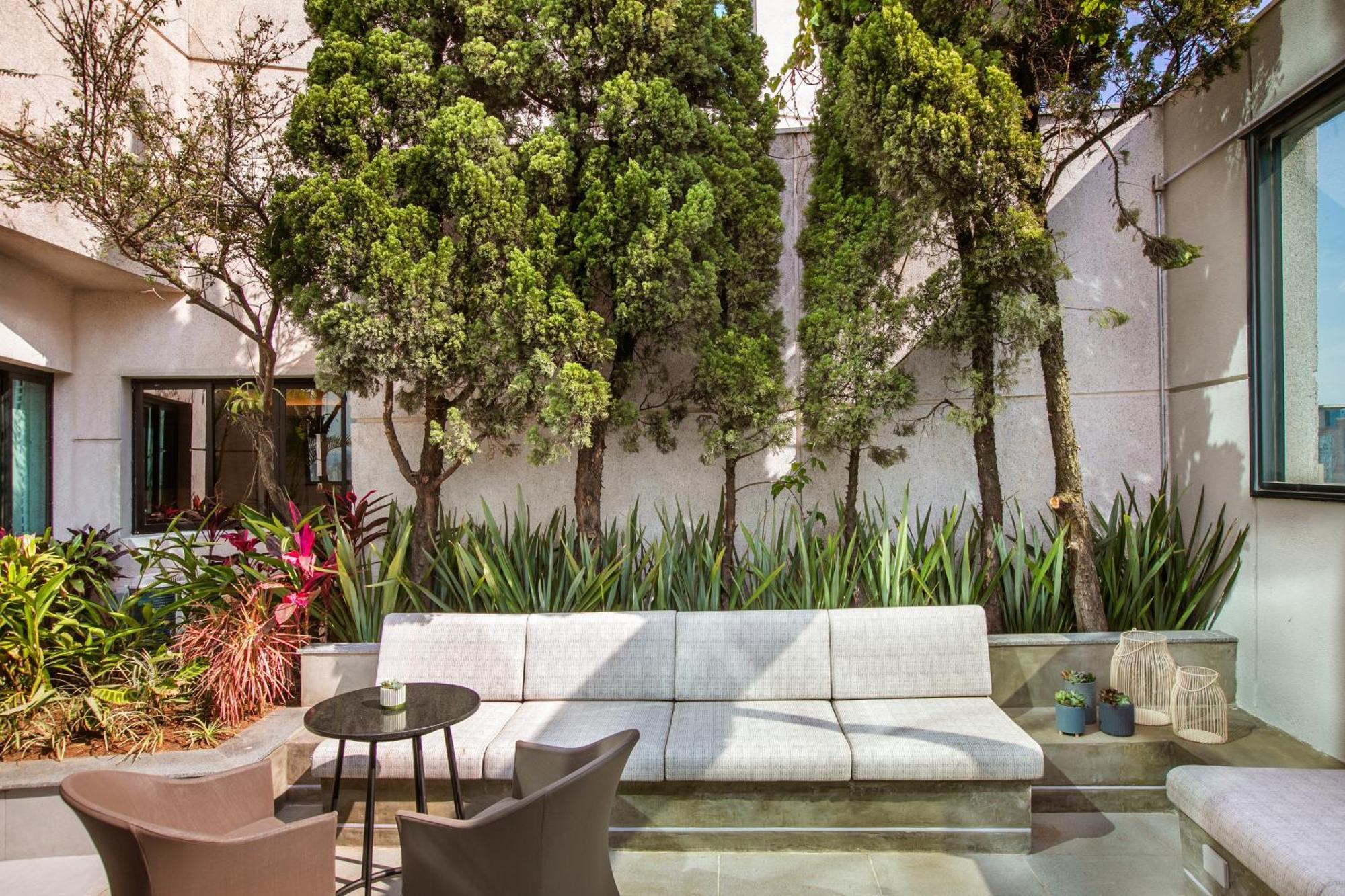 Melia Jardim Europa Hotel São Paulo Eksteriør billede The courtyard at the home of the Ambassador of the United States to the Republic of Korea