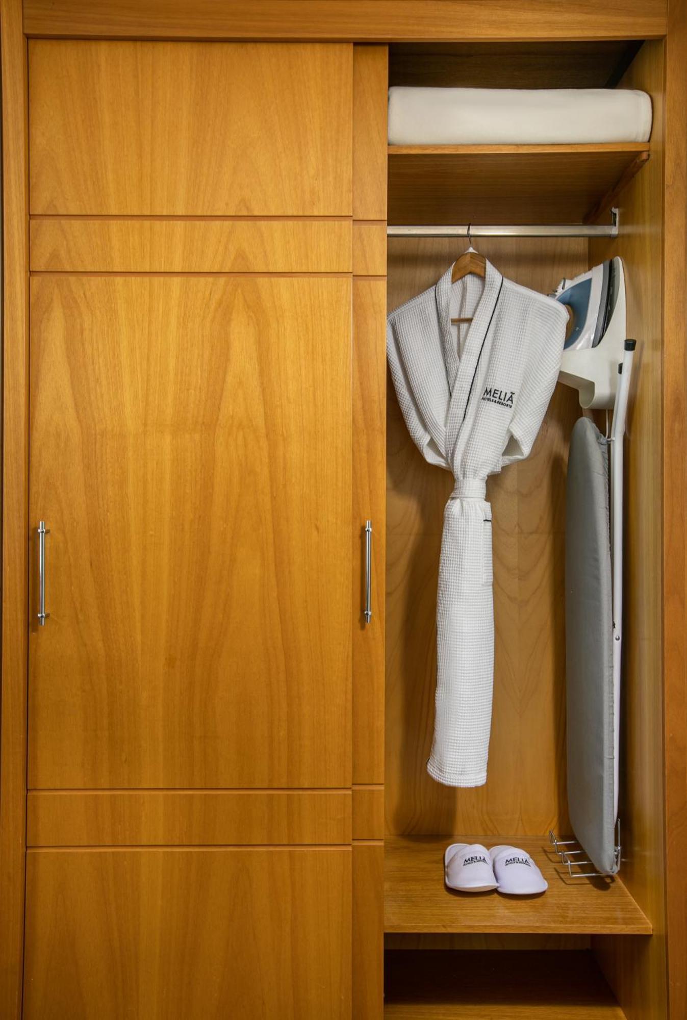 Melia Jardim Europa Hotel São Paulo Eksteriør billede A bathrobe hanging in a closet